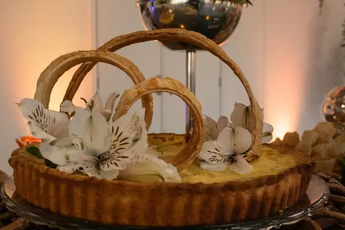 Torta com flores brancas em ilha gastronômica