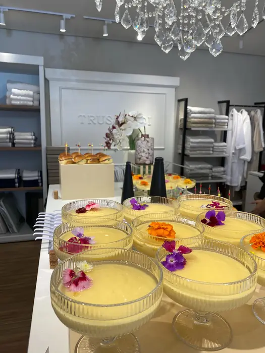 Taças de sobremesa com flores comestíveis em evento de lançamento numa loja