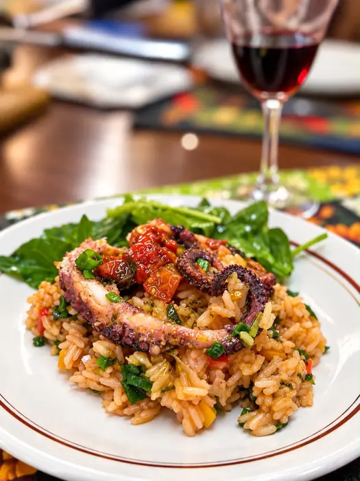 Prato de arroz de polvo com tomates e salada